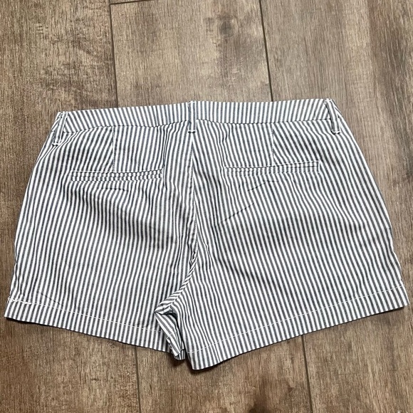 Old Navy Gray and White Bermuda low waist Shorts 10 - Picture 6 of 6